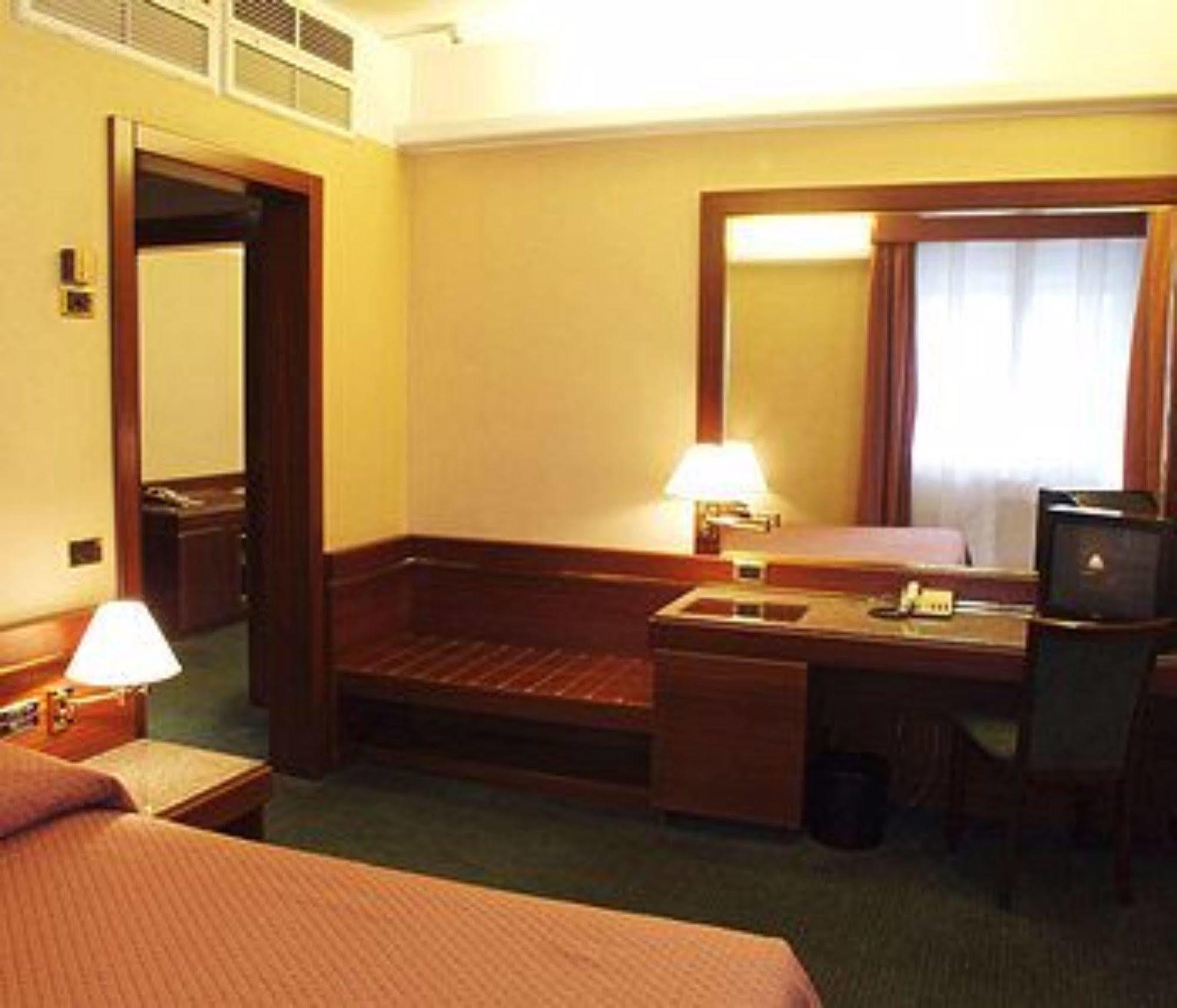 Hotel Crivi'S Milan Bagian luar foto